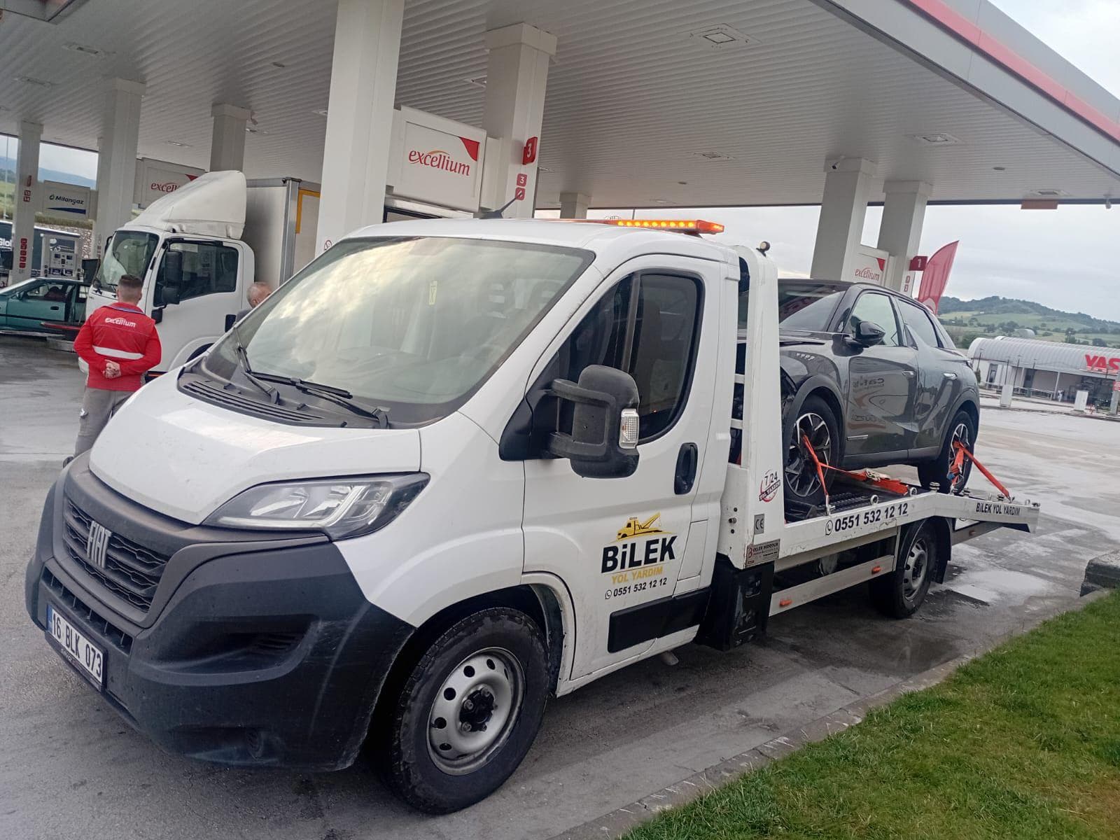 Bilek Yol Yardım aracı ve yüklü çekici
